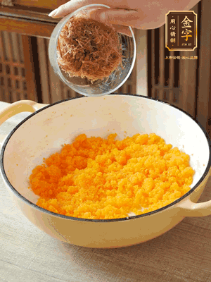 加火腿絲拌均，分成37g一個餡料，冷凍30分鐘