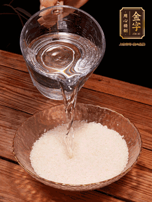 大米提前浸泡30分鐘。干香菇泡發(fā)切成條；蝦米提前浸泡2小時(shí)