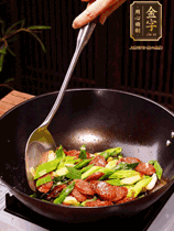 油熱下香腸炒至兩面微焦，下姜蒜、干辣椒、小米椒碎爆香