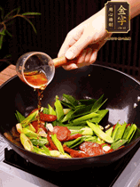 下蒜苗炒軟，沿鍋邊烹入一勺料酒，加醬油、蠔油、白糖調(diào)味炒勻