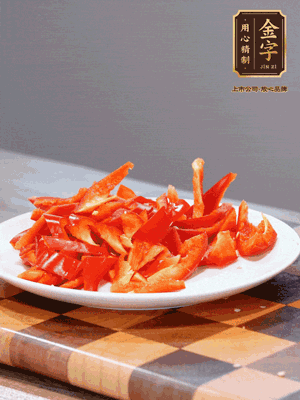 藕帶洗凈，斜切成小段備用、姜切絲、蒜切片、辣椒斜切，再切少許蒜