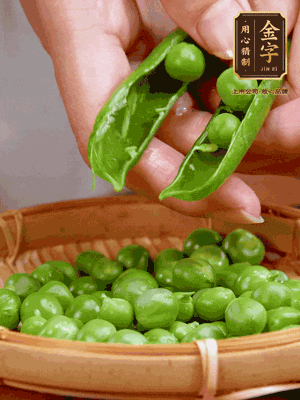 甜豆去殼，剝出甜豆米。百合小心剝成片。