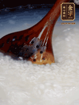 大米淘洗干凈，水開放入大米，煮3分鐘，煮到用手可以掐斷大米，撈出瀝干備用