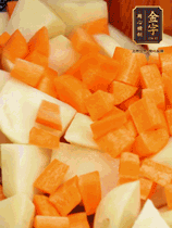 加土豆、胡蘿卜翻炒，隨后加入豆角、1勺鹽、1勺生抽、1勺蠔油、半勺老抽煸炒均勻