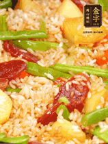 轉(zhuǎn)小火蓋上蓋子燜至水分收干，大概10分鐘