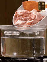 麻鴨切塊，冷水下鍋，加蔥姜、料酒焯水。撈出溫水洗凈