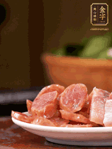 金字咸肉、金字香腸煮熟。咸肉切條、香腸切片備用。