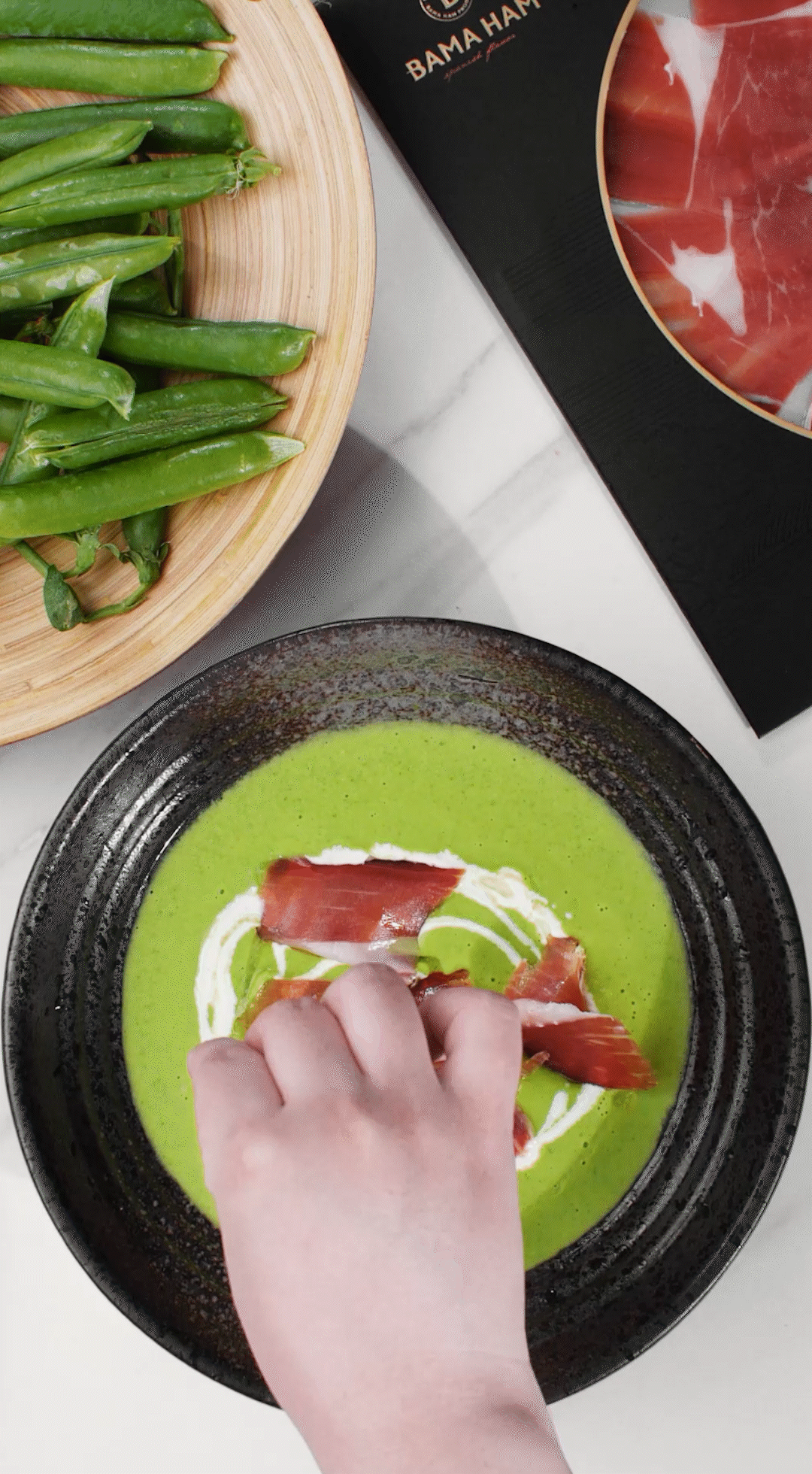 將上述擺盤的食材依個人喜好適量點綴即可。