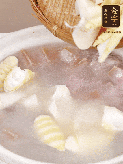 小火燉20分鐘后，放入春筍燉15分鐘