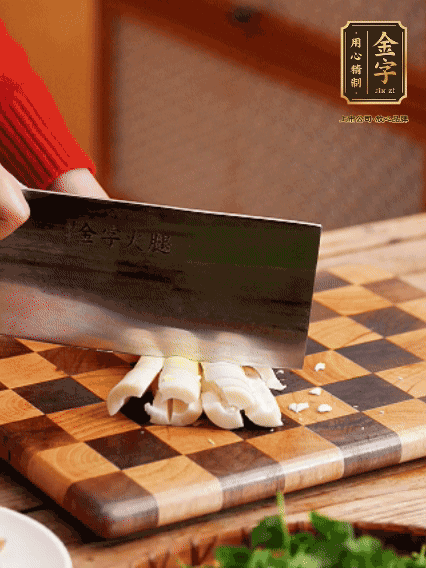 春筍剝?nèi)ネ鈿?，拍碎切成小條