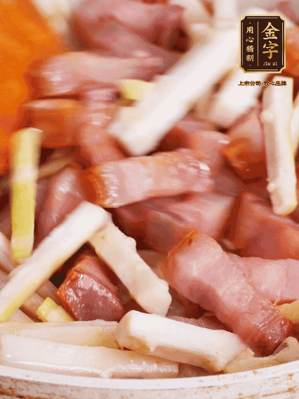 少許油煸香咸肉，下春筍翻炒均勻