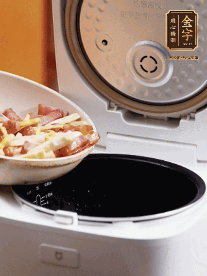 和洗凈的大米一起倒入電飯煲，攪拌均勻。水剛好沒過大米