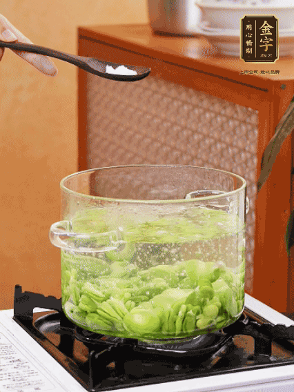 蠶豆剝?nèi)ネ鈿?，加鹽焯水30秒