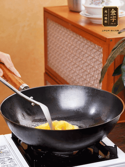 熱油，下雞蛋液煎好，盛出備用