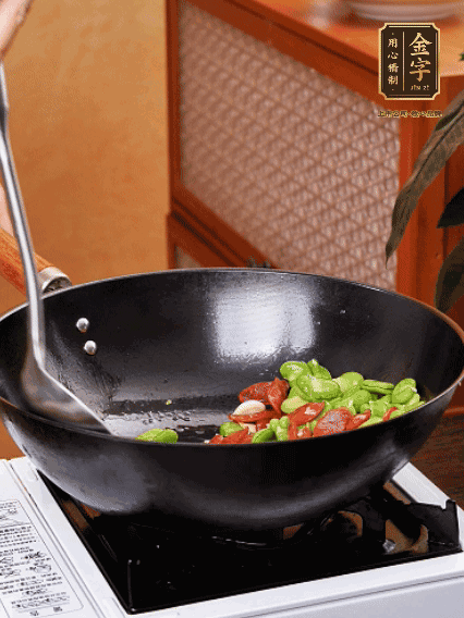 再放入蠶豆翻炒，加一點(diǎn)點(diǎn)醬油調(diào)味