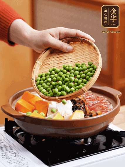 再鋪上臘腸、醬油肉、豌豆，小火煲6分鐘