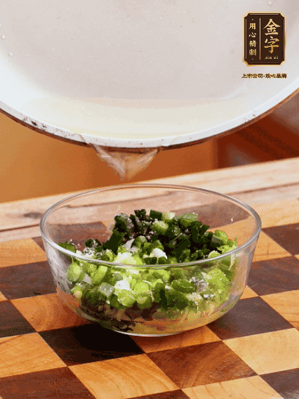 姜末、蔥末加鹽，潑熱油做成蔥姜醬