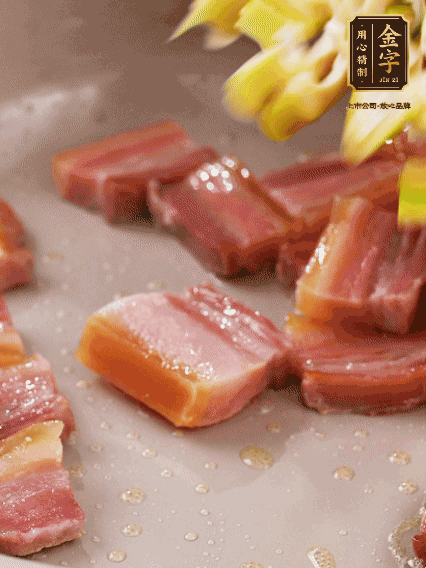 再放春筍翻炒一下，倒入砂鍋中，加適量的熱水，大火燜煮6分鐘