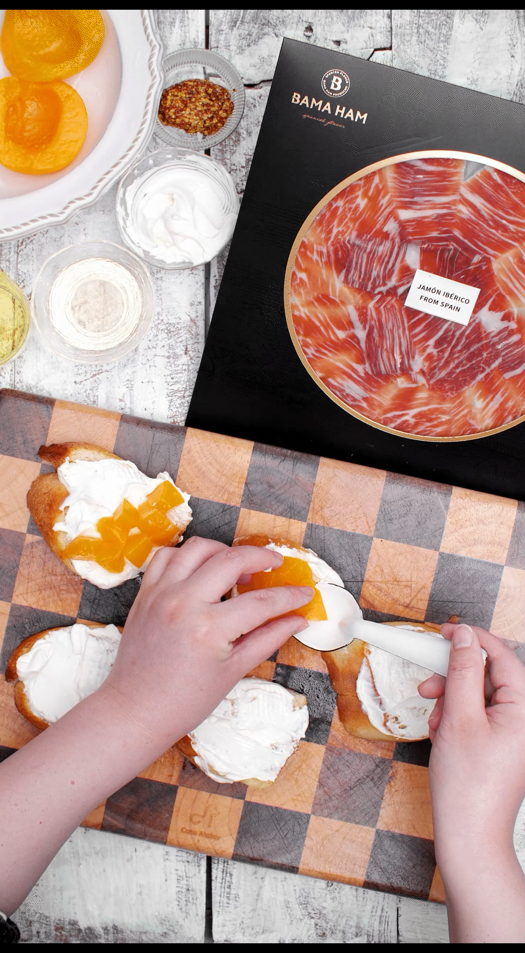 法棍涂抹奶油，放上黃桃和巴瑪火腿