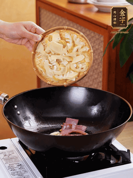 油熱，下蒜末、火腿煸炒出香味，再下筍片微微翻炒