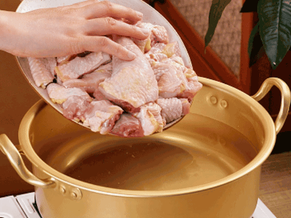 雞肉冷水下鍋，加蔥姜焯水