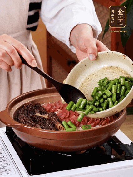 鋪上金字香腸、羊肚菌、蘆筍，蓋蓋子燜7分鐘