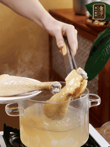 雞腿冷水下鍋，加蔥姜焯水，洗凈備用