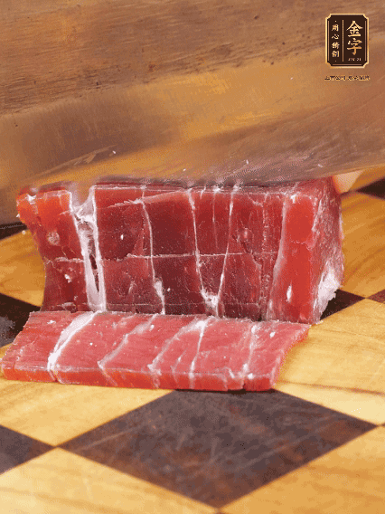 金字飄香火腿塊切片，溫水浸泡5分鐘