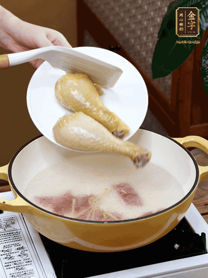 倒清水，放雞腿，大火煮開轉(zhuǎn)中小火煮20分鐘