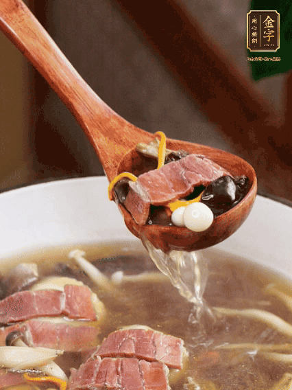 加羊肚菌、雞縱菌、蟲草花、海鮮菇、白玉菇再煮20分鐘