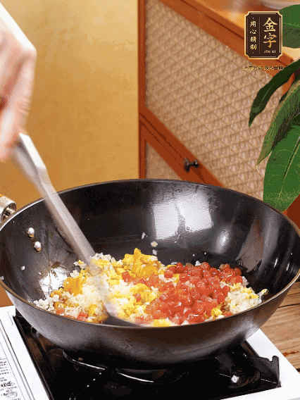 放隔夜飯攪散，加香腸，1勺生抽、半勺鹽調(diào)味。最后撒蔥花