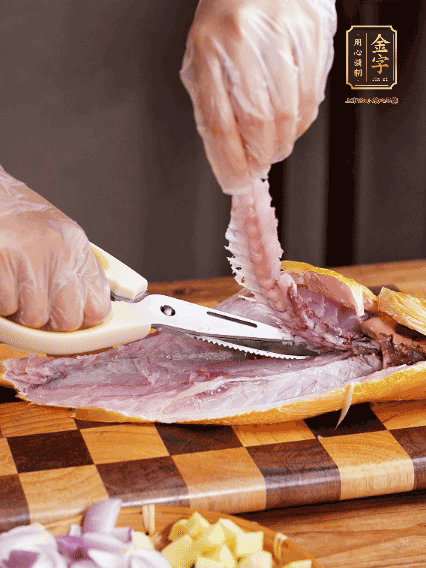 黃魚處理干凈，對(duì)半片開去骨，泡入蔥姜水、料酒、鹽調(diào)成的料汁中浸泡15分鐘，擦干水分