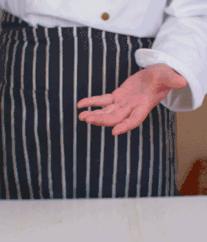 小蔥切碎，淡火腿切碎。