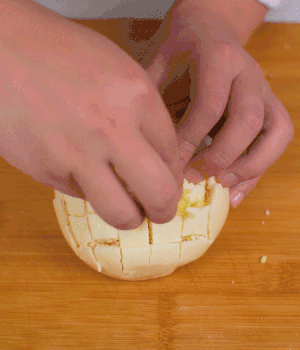 在縫隙里塞適量馬蘇里拉奶酪、再塞入淡火腿碎。