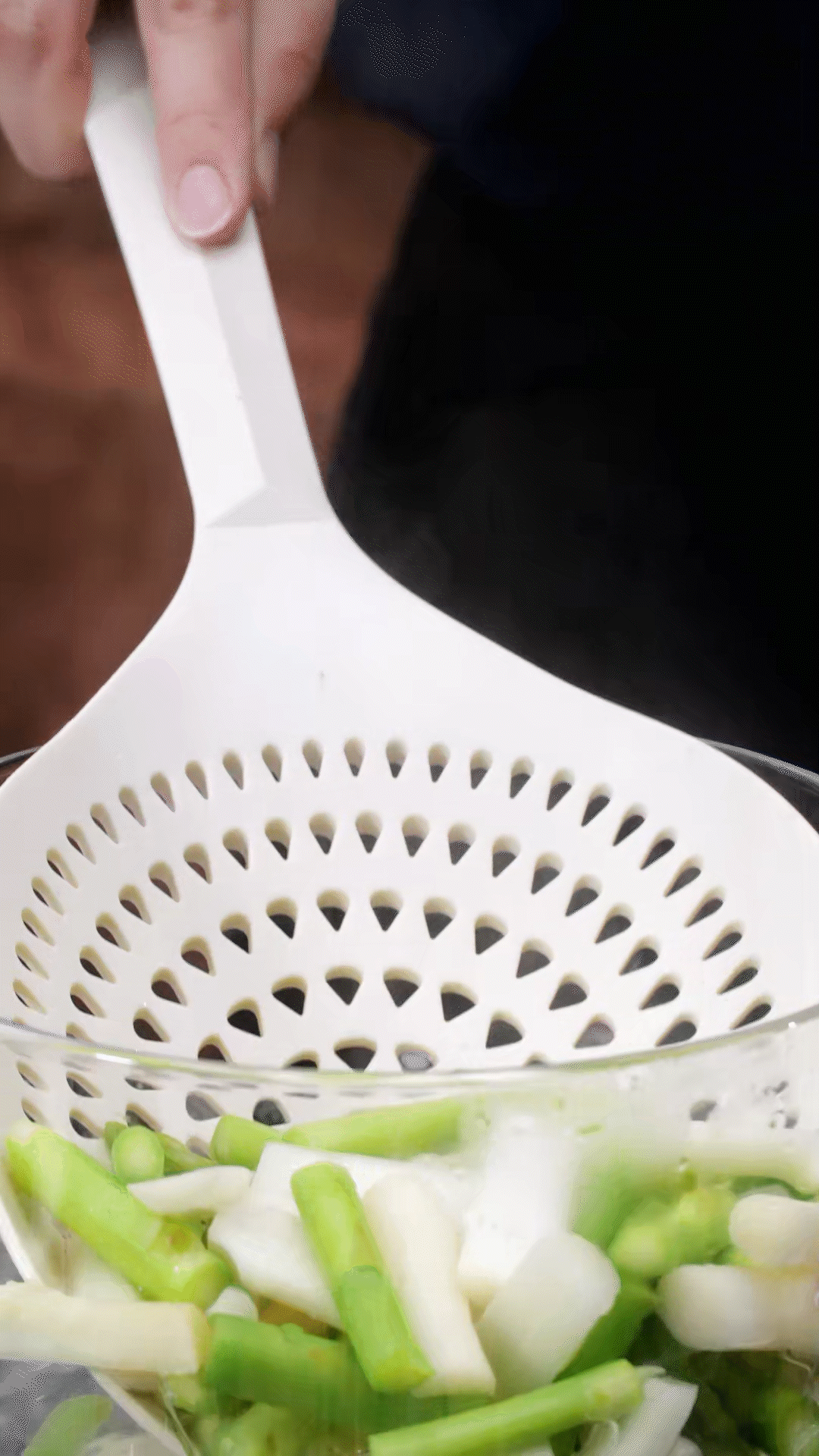 蘆筍切去老根，削皮后切斷焯水
