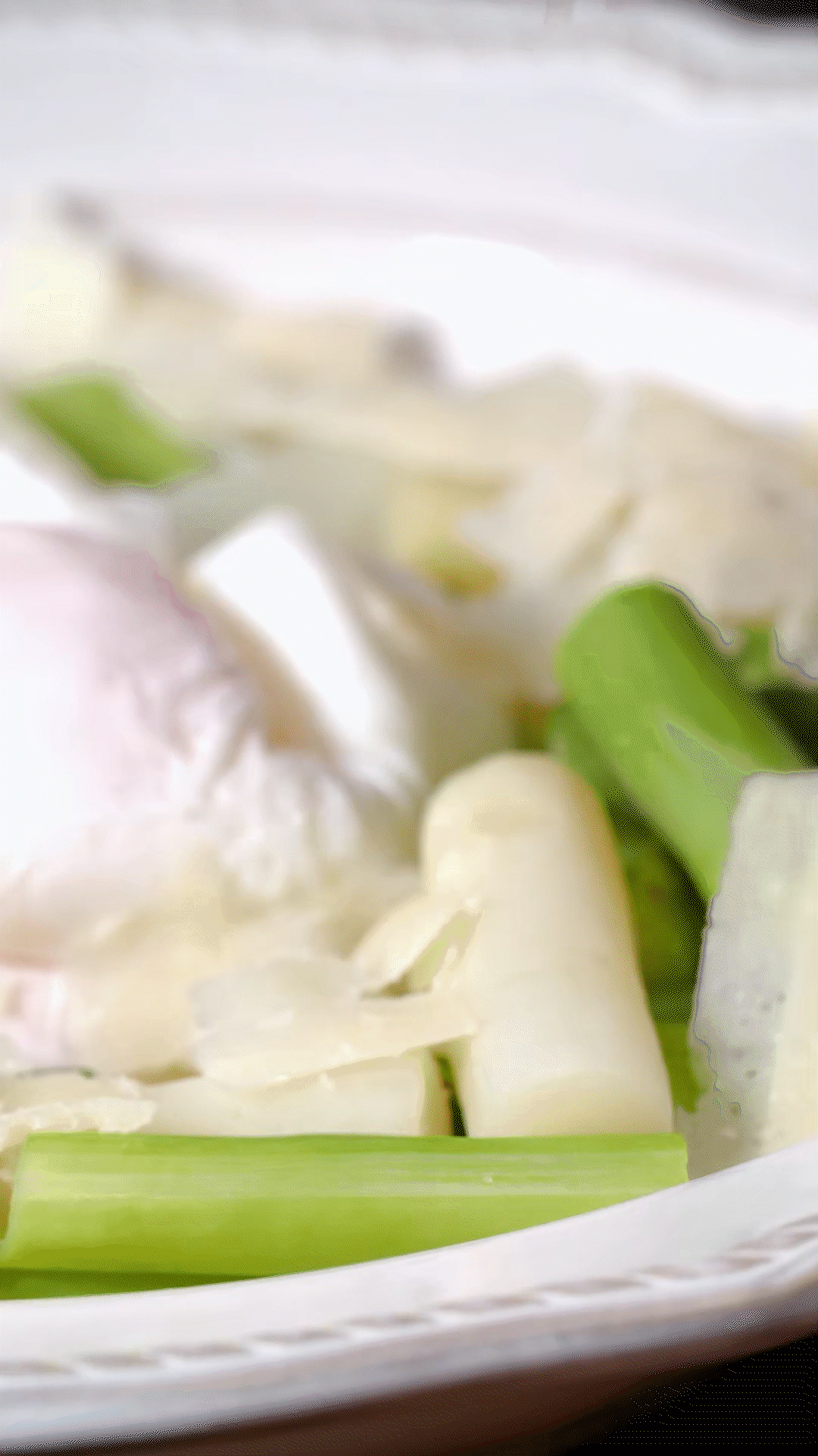 盤中放上蘆筍和雞蛋后，刨上適量干酪
