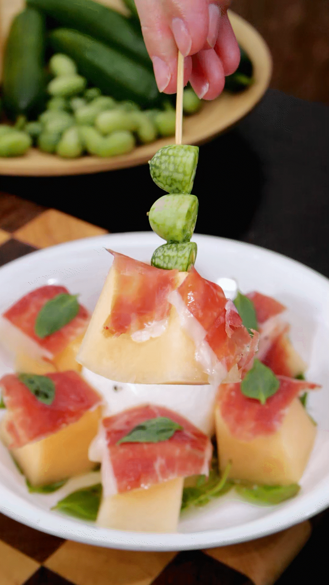 依次放上：布拉塔奶酪球、密瓜和巴瑪火腿
