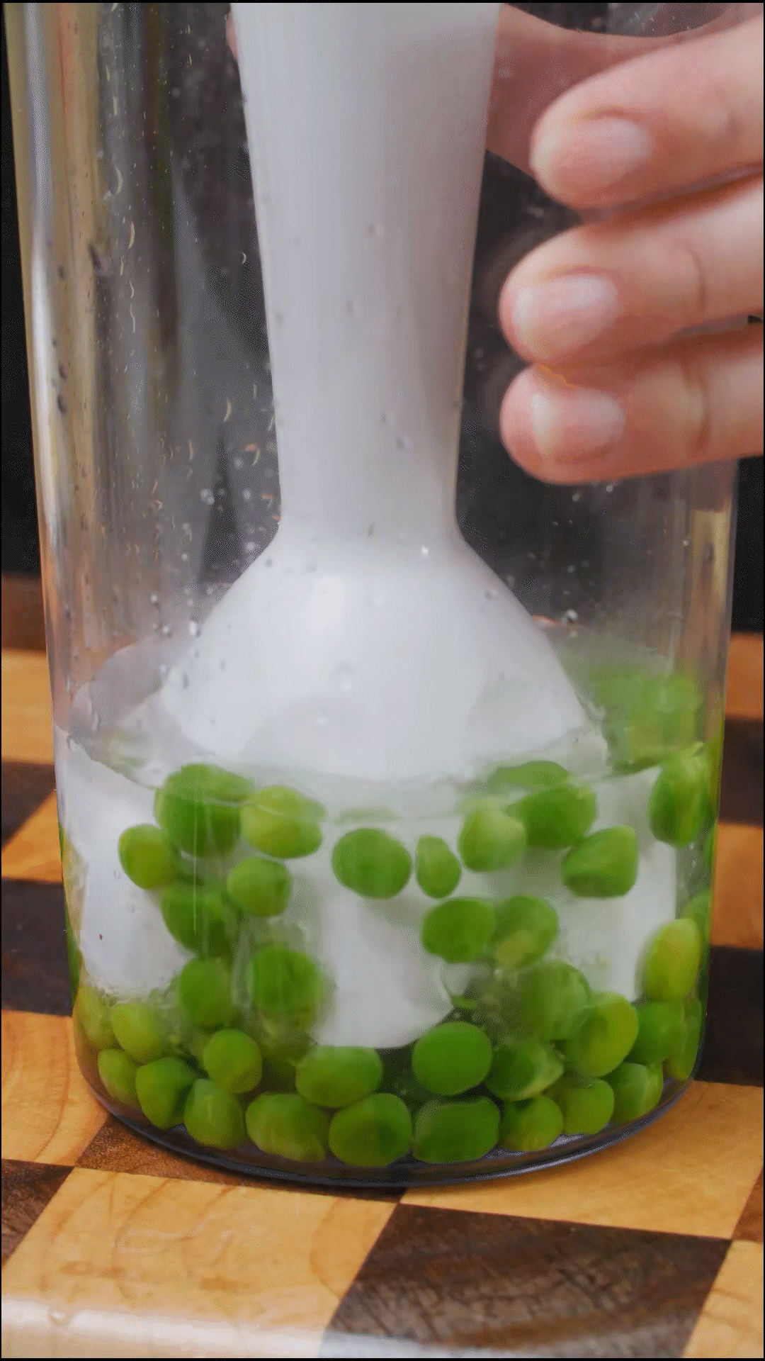 水開(kāi)后放入玉米筍、豌豆斷生
