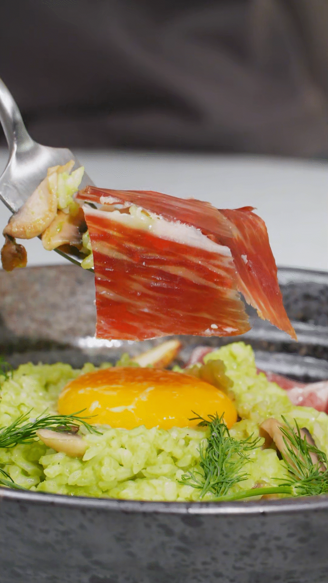 沿著碗邊依次放上：巴瑪火腿、玉米筍、蒔蘿