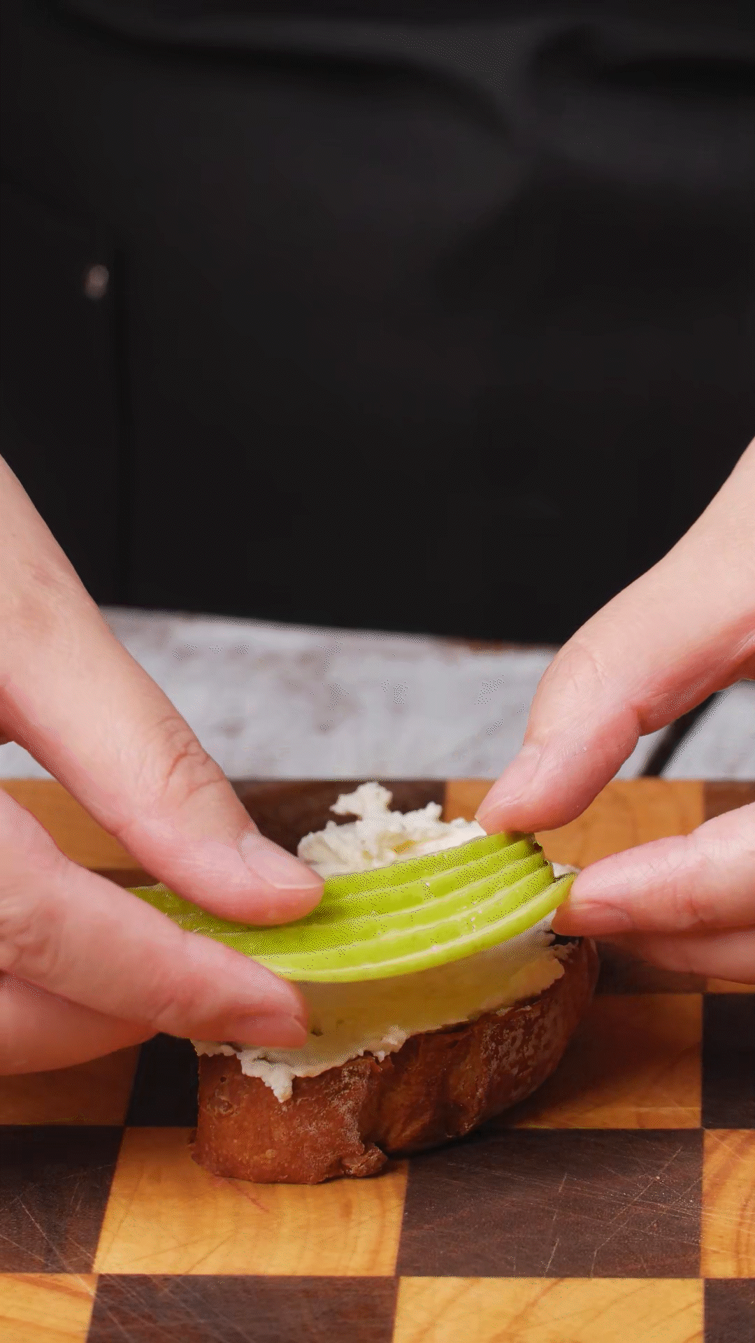 歐包抹上奶酪依次放上：蘋果、梨、藍(lán)莓
