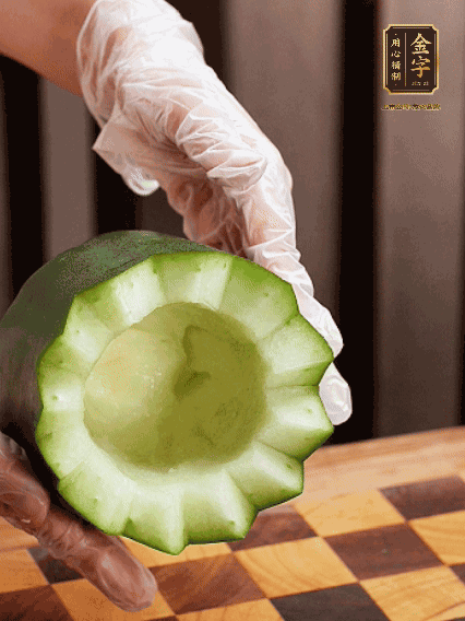 將小冬瓜洗凈，頂端切開去瓜瓤，改刀切口呈鋸齒狀