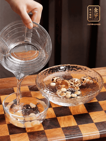 將雞肉、鮑魚、蝦仁焯水，冬菇、蓮子、干貝泡發(fā)