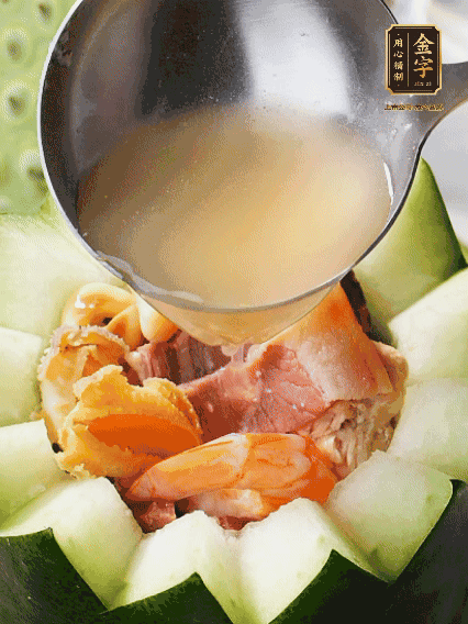 煮好后，盛入冬瓜盅。放入鍋中，可繼續(xù)燉煮，越燉越有味
