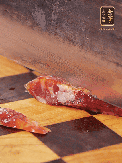 金字金華香腸切片，調(diào)制煲仔飯料汁：生抽2勺+蠔油1勺+1勺芝麻油+半勺糖