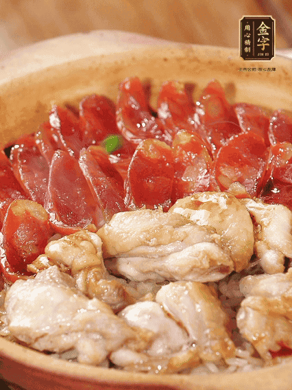 蓋蓋小火燜，沿鍋邊淋一圈油，轉(zhuǎn)動砂鍋燜4分鐘