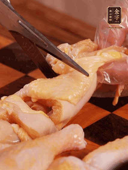 土雞處理干凈，切成大塊，加蔥姜、花雕酒、鹽腌制10分鐘