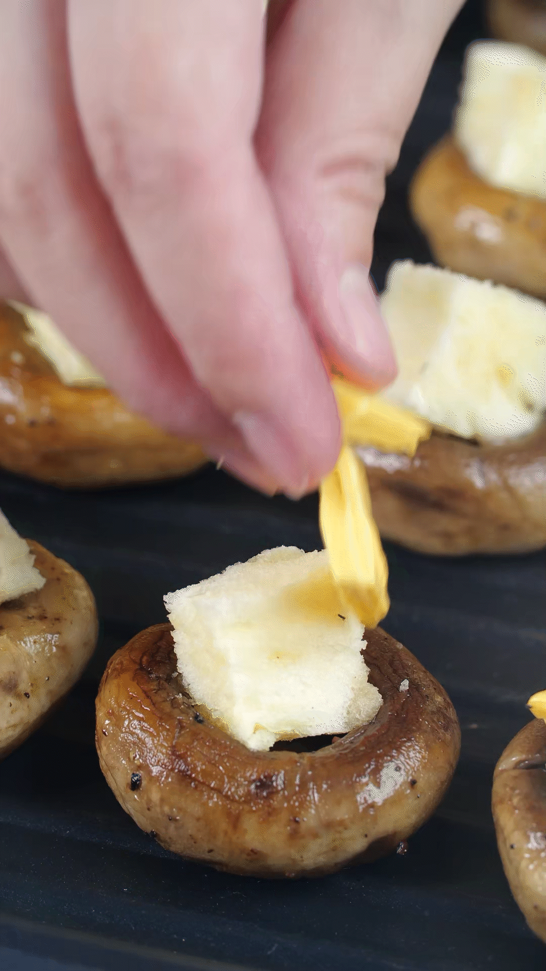 面包切小粒，放入口蘑凹處，蓋上芝士，烤箱180度烤10分鐘