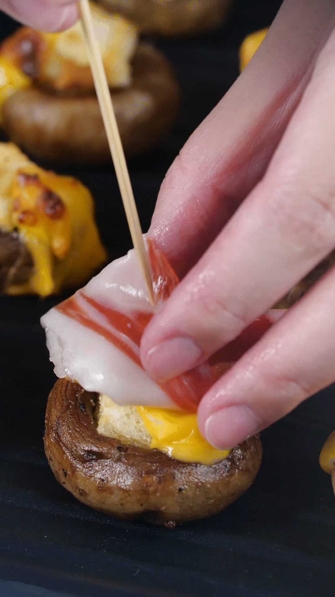 將火腿卷一卷，放在最頂部，插上竹簽