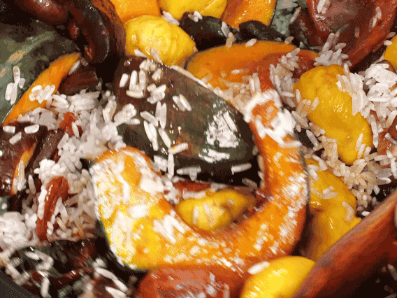 電飯煲正常煮飯模式煮飯。出鍋后撒點(diǎn)蔥花