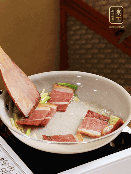 熱油下鍋，火腿、蔥姜蒜煸出香味備用